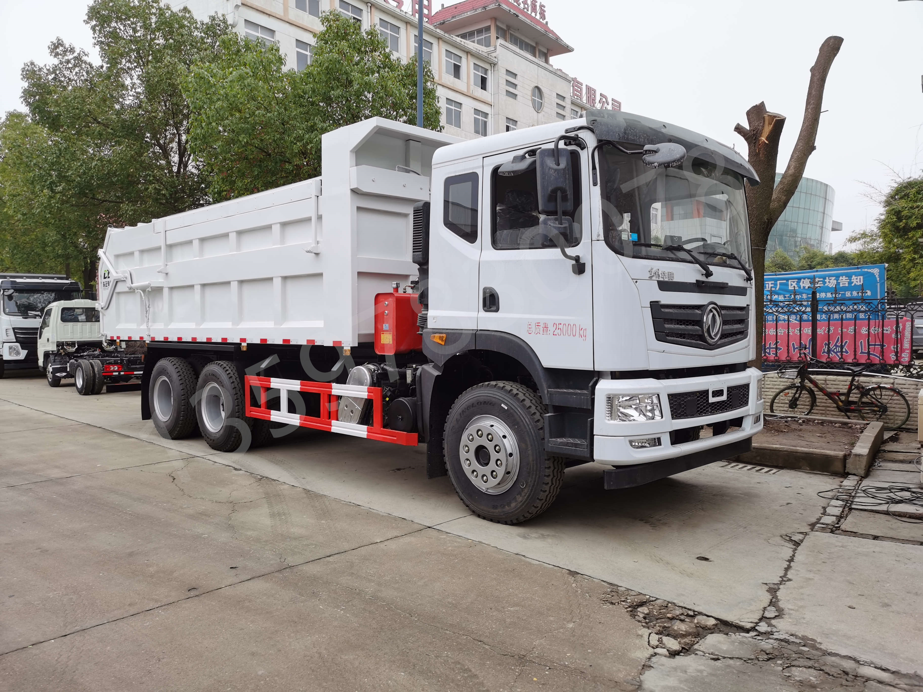 東風后八輪翼展污泥自卸車